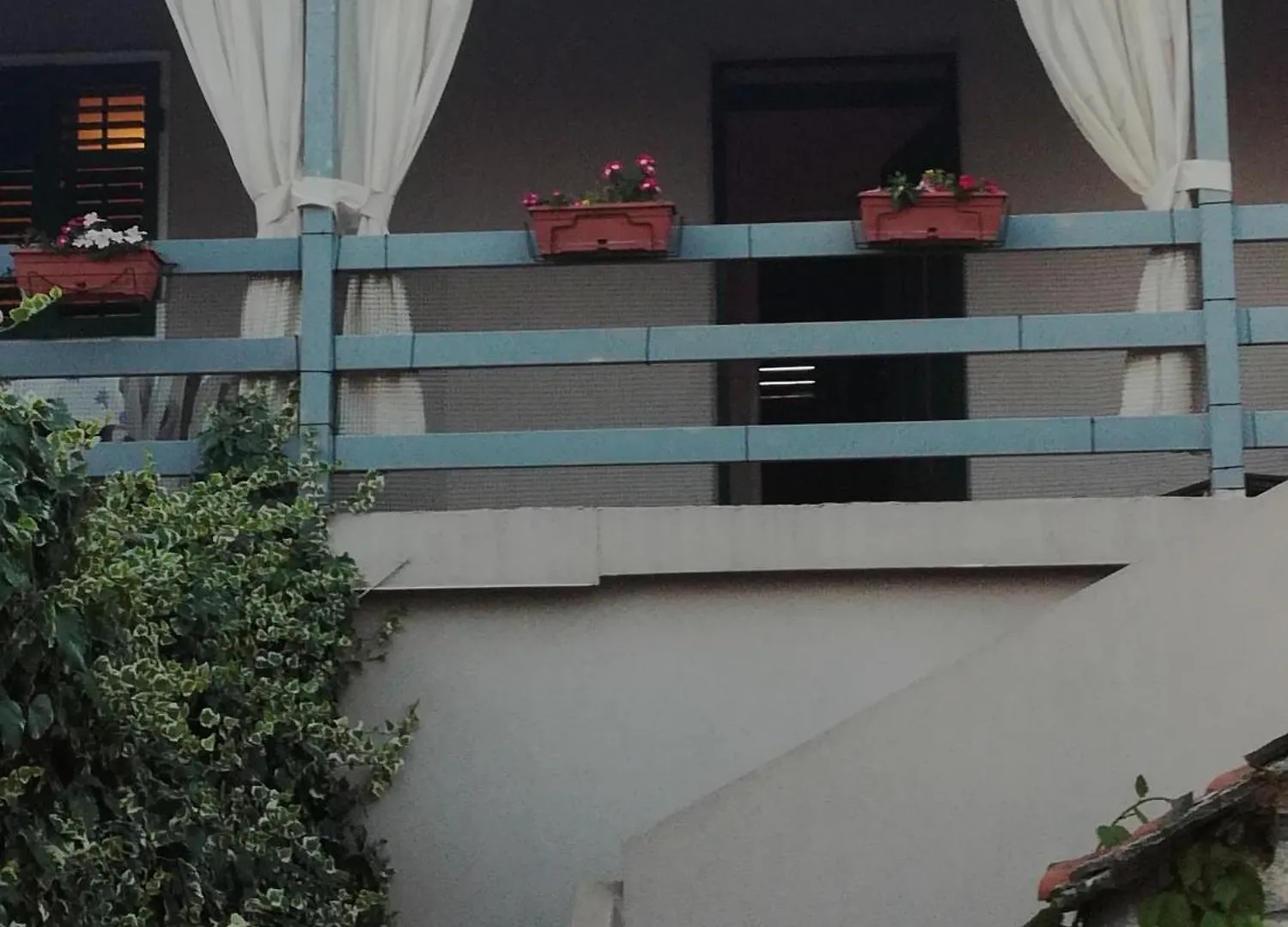 הקונטקטים של Dama Apartment